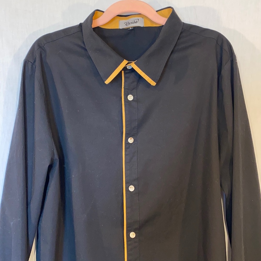 Long sleeve men’s button down with tan trim.